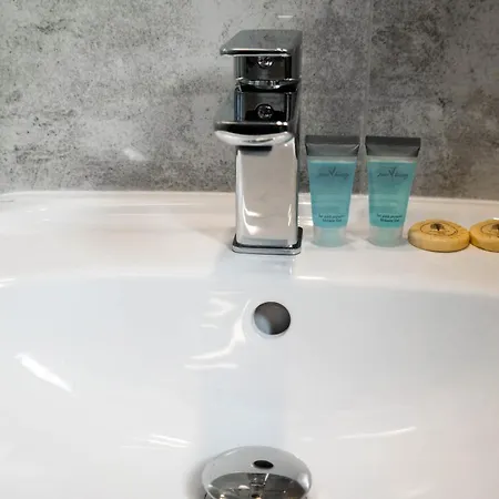 George מלון נאדארז'ין